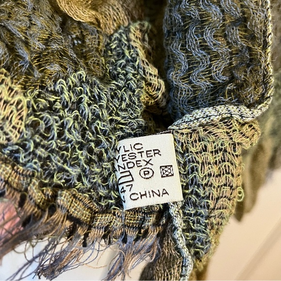 Green Textured Scarf - Picture 4 of 4